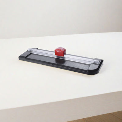 Un décortiqueur de papier et une guillotine légers et portables