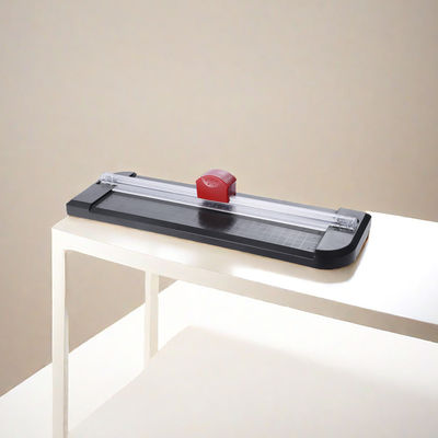 Un décortiqueur de papier de 9 pouces et une guillotine avec une lame en acier inoxydable.